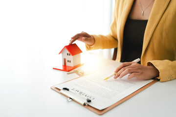 Real estate agent buys houses and land, delivers keys and house to customers after agreeing to sign...