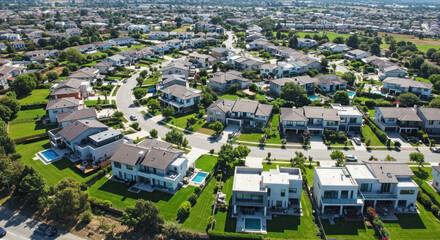 Obraz premium A suburban neighborhood with modern houses and green lawns.