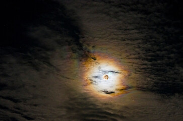 La Luna entre nubes sobre el Mar Mediterráneo