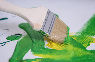 Konzept Handwerk oder Kunst: Nahaufnahme eines breiten Pinsels, mit von einem Maler, Lackierer oder...