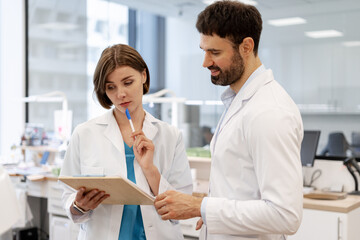 Obraz premium Doctors discussing medical records in hospital clinic