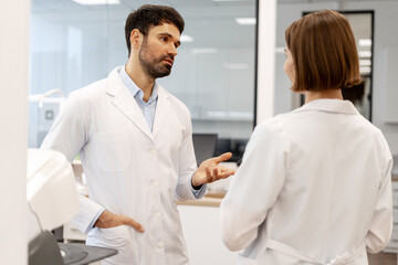 Obraz premium Medical professionals discussing in laboratory wearing lab coats