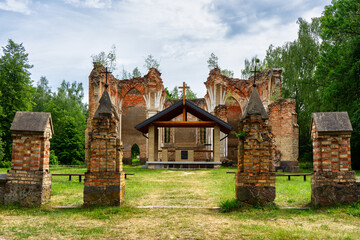 Ruiny kościoła pw. św. Antoniego w Jał&oacute;wce, Podlasie, Polska