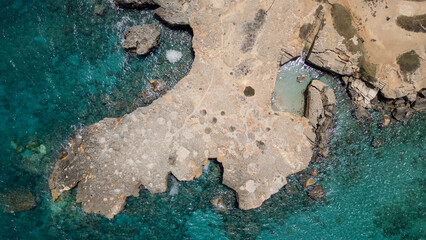 Luftaufnahme der markanten Felsküste und Landzunge von Torre dell'Orso an der Adriaküste Apuliens