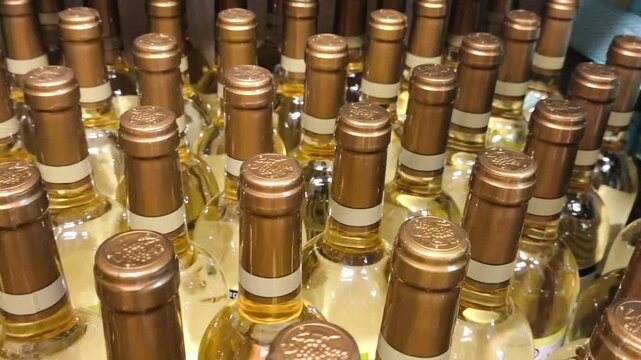 Vino blanco embotellado para la venta en supermercado