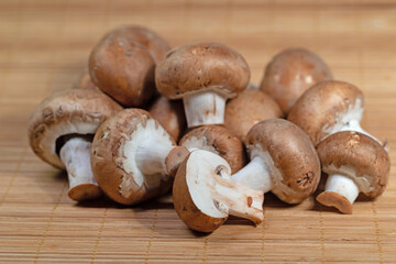 Braune Champignons in einer Nahaufnahme