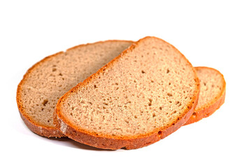 Schwarzbrotscheiben vor weißem Hintergrund