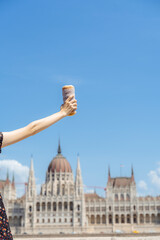 Obraz premium Kürtőskalács in the Sky, Parliament in the Backdrop