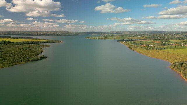 Paisagem de c&eacute;u azul com poucas nuvens e lago no cerrado brasileiro. Lago do Descoberto na divisa do DF e GO