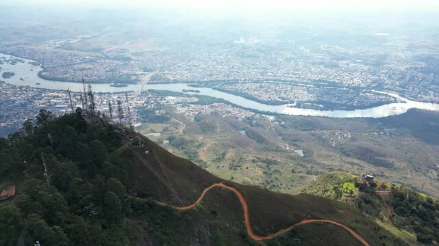 Vista a&eacute;rea do Pico da Ibituruna e ao fundo vista panor&acirc;mica da cidade de Governador Valadares
