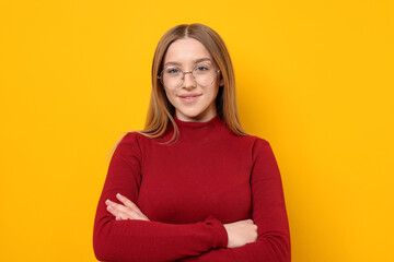 Obraz premium Portrait of smiling teenage girl on yellow background