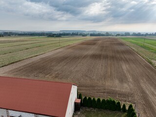 Siew rzepaku ciągnikiem z agregatem siewnym, uprawa pola i siew nasion, siew zboża siewnikiem i broną aktywną. 