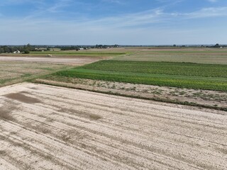 Uprawa roli pod siew zb&oacute;ż, siew rzepaku, prace polowe na wsi