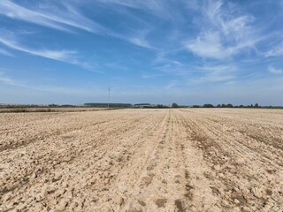Uprawa roli pod siew zb&oacute;ż, siew rzepaku, prace polowe na wsi