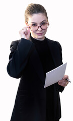 Une jeune femme confiante en costume noir tenant un document et ajustant ses lunettes