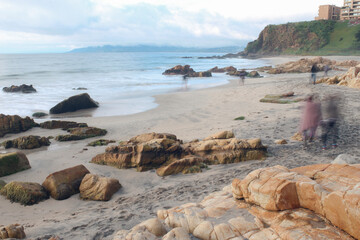 Playa Cau Cau, Horcón, Chile, con personas con efecto fantasma