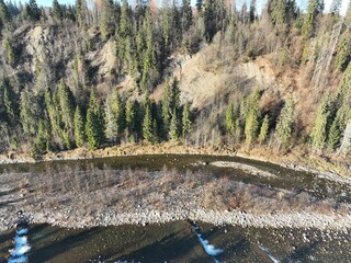 „Panorama Tatr z lotu ptaka” – Zdjęcie ukazuje majestatyczny krajobraz Tatr oświetlonych porannym słońcem. Widać wijącą się rzekę, doliny oraz gęsty las. To malownicza scena, oddająca spokój i piękno  © klumb