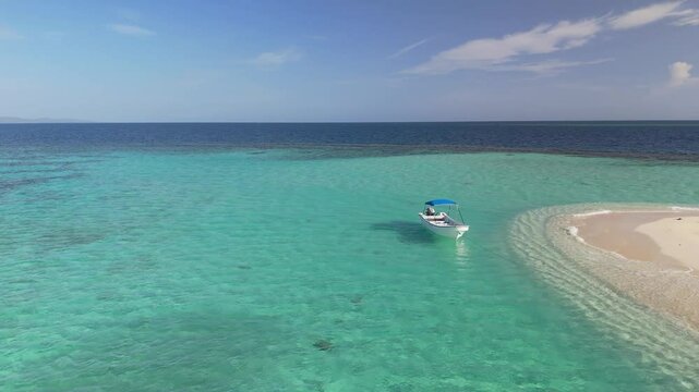 bote en la orilla de cayo arena en republica dominicana viendo el mar