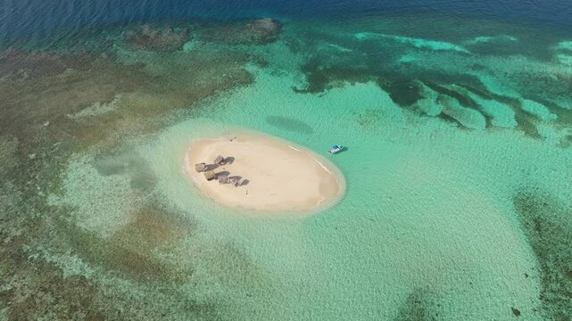 vista aerea del mar y cayo arena con bote en republica dominicana