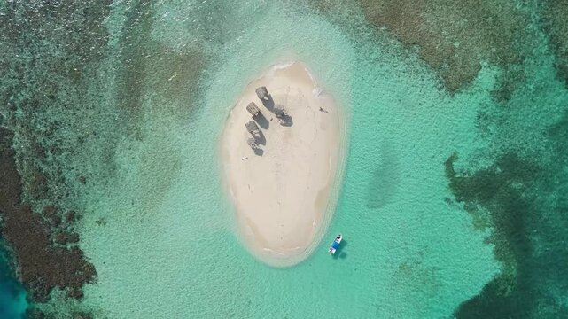 vista aerea de cayo arena con bote en republica dominicana