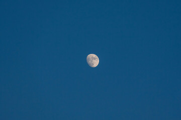 夕闇に浮かぶ月01