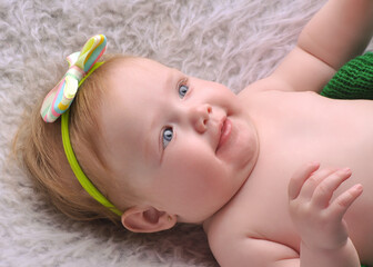 bebe menina  adorável com sete meses de vida 