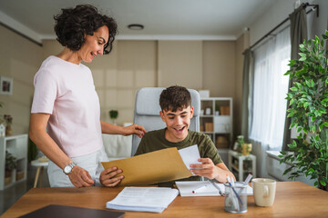Obraz premium impatient mom wait for her son to open the envelope about scholarship