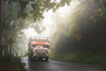 La famosa Chiva colombiana entre la niebla