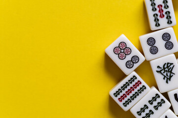 黄色背景に並ぶマージャン牌	