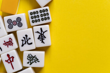 黄色背景に並ぶマージャン牌	