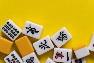 黄色背景に並ぶマージャン牌	