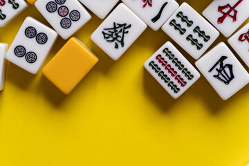 黄色背景に並ぶマージャン牌	