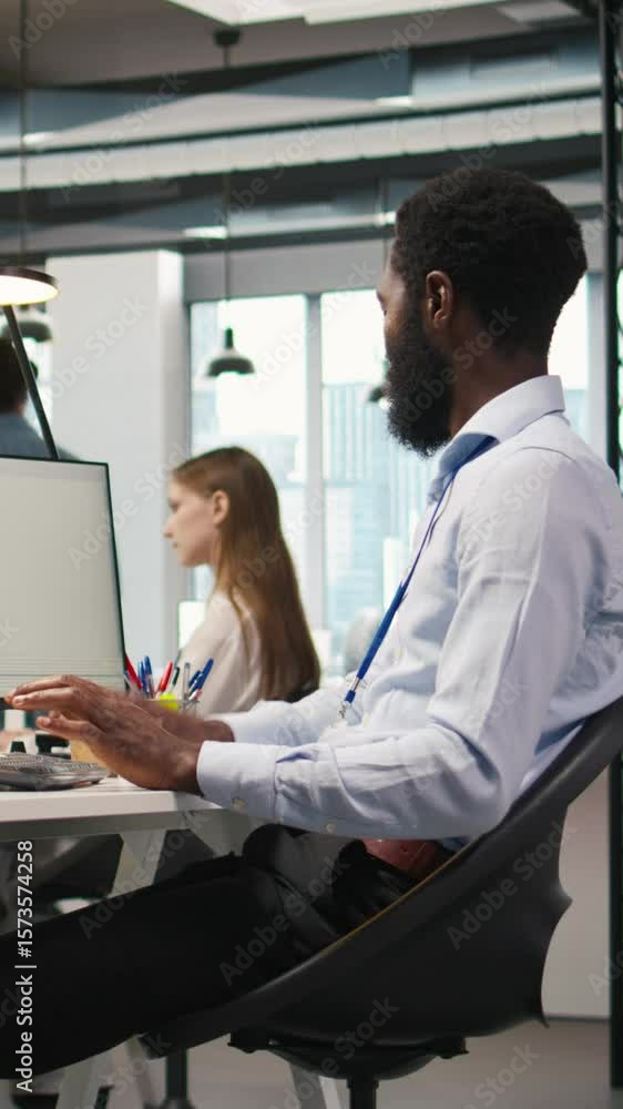 Aufkleber vertical video admin in tech startup office using pc, compiling software patches to fix bugs, troubl