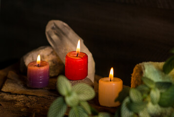 Velas encendidas con cuarzo, toalla y plantas en ambiente relajante de spa natural