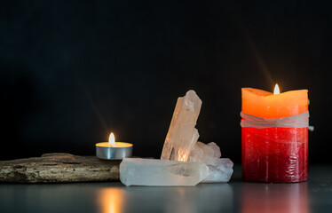 Velas encendidas y cristales de cuarzo sobre fondo oscuro para ambiente espiritual y relajante