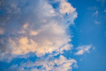 Cielo despejado con nubes suaves iluminadas por la luz del atardecer