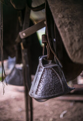 Detalle de estribo metálico en silla de montar tradicional de caballo