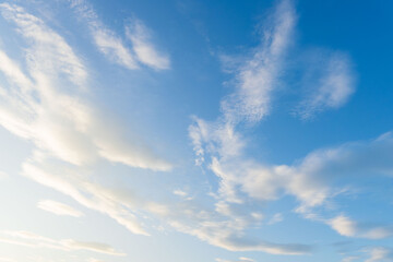 夏の空　朝日で輝く雲と青空04