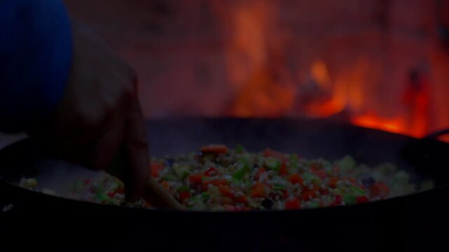 Cocinando verduras salteadas con arroz en disco al fuego de le&ntilde;a