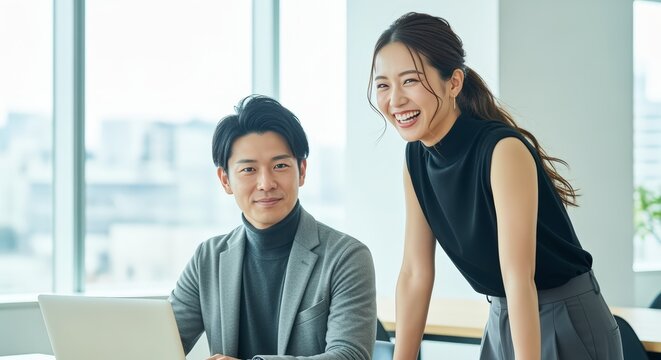 オフィスで談笑するビジネス男女 - Powered by Adobe