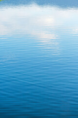 夏の朝　水面に映る青空と雲01