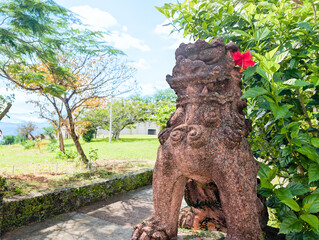 ハイビスカスとシーサー沖縄の公園　Hibiscus flowers and Shisa statues in an Okinawan park