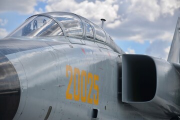 Obraz premium JH-7 Strike Fighter Cockpit Close-up Showcasing Static Display