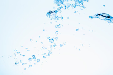 水中に舞い上がるたくさんの気泡.