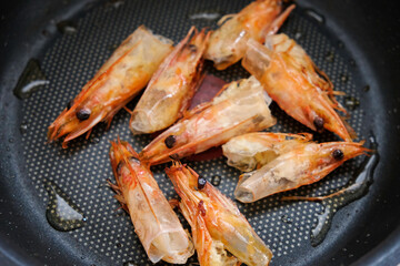 Cooking shrimps head part in the in the frying pan