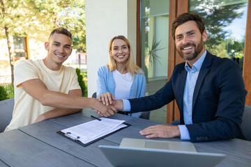 Clients signing the contract with the real estate agent