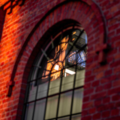 Backstein, Gitter, Licht – und mittendrin ein Fenster, das mehr zeigt, als es verbirgt. Die...