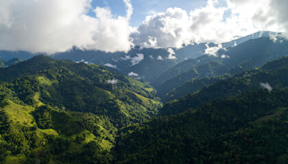 Obraz premium Pristine Tropical Highland Vista with Misty Peaks and Lush Green Valleys - Nature's Untouched Sanctuary