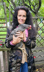 Frau mit Huhn, eigene Zucht