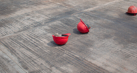 Cascos rojos en el suelo de cemento